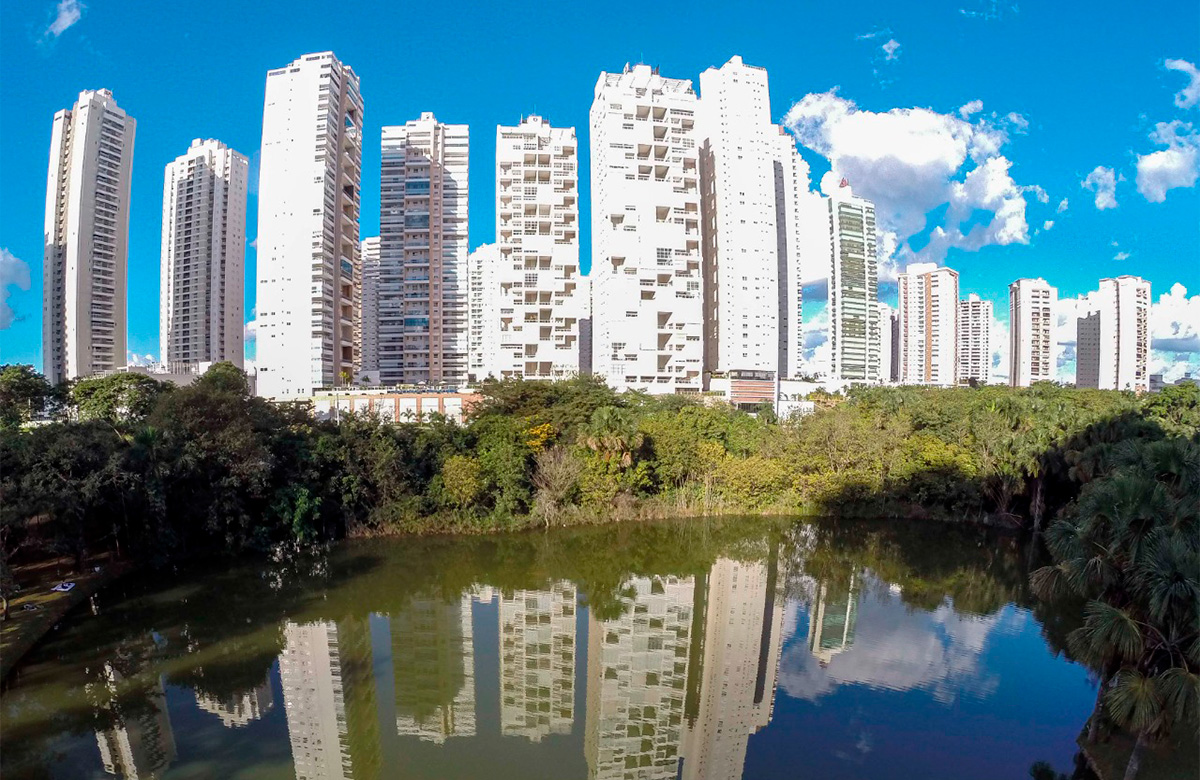 “Quem compra terra, nunca erra”.