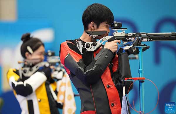 Atiradores chineses Huang Yuting e Sheng Lihao conquistam primeiro ouro das Olimpíadas de Paris na carabina de ar 10m por equipes mistas